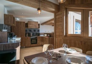 cocoon-9-3-8-personnes-chalets-cocoon-appartement-ski-aux-pieds-piscine-luxe-val-thorens-768x534